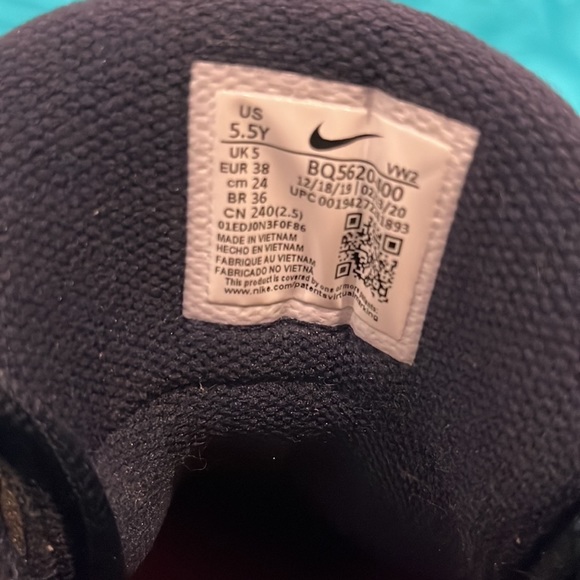 Nike Kyries size 5.5 Big Kids, EUC. - Picture 5 of 5